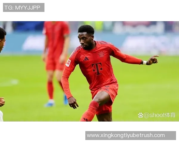 阿方索戴维斯与伊藤洋辉亮相拜仁今日训练场景
