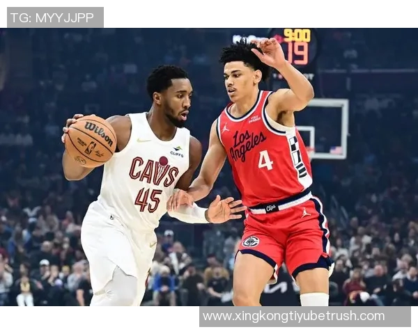 小卡谈与保罗的良好沟通共同探索提升球队实力的途径 小卡谈与保罗的良好沟通共同探索提升球队实力的途径